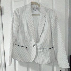 Two piece Le Suit white pinstripe pant suit nwt